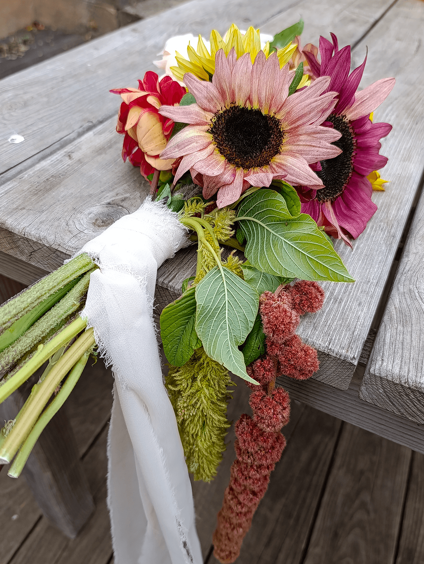 Service d'accompagnement floral labo bouture avec bouquet de fleur de mariage