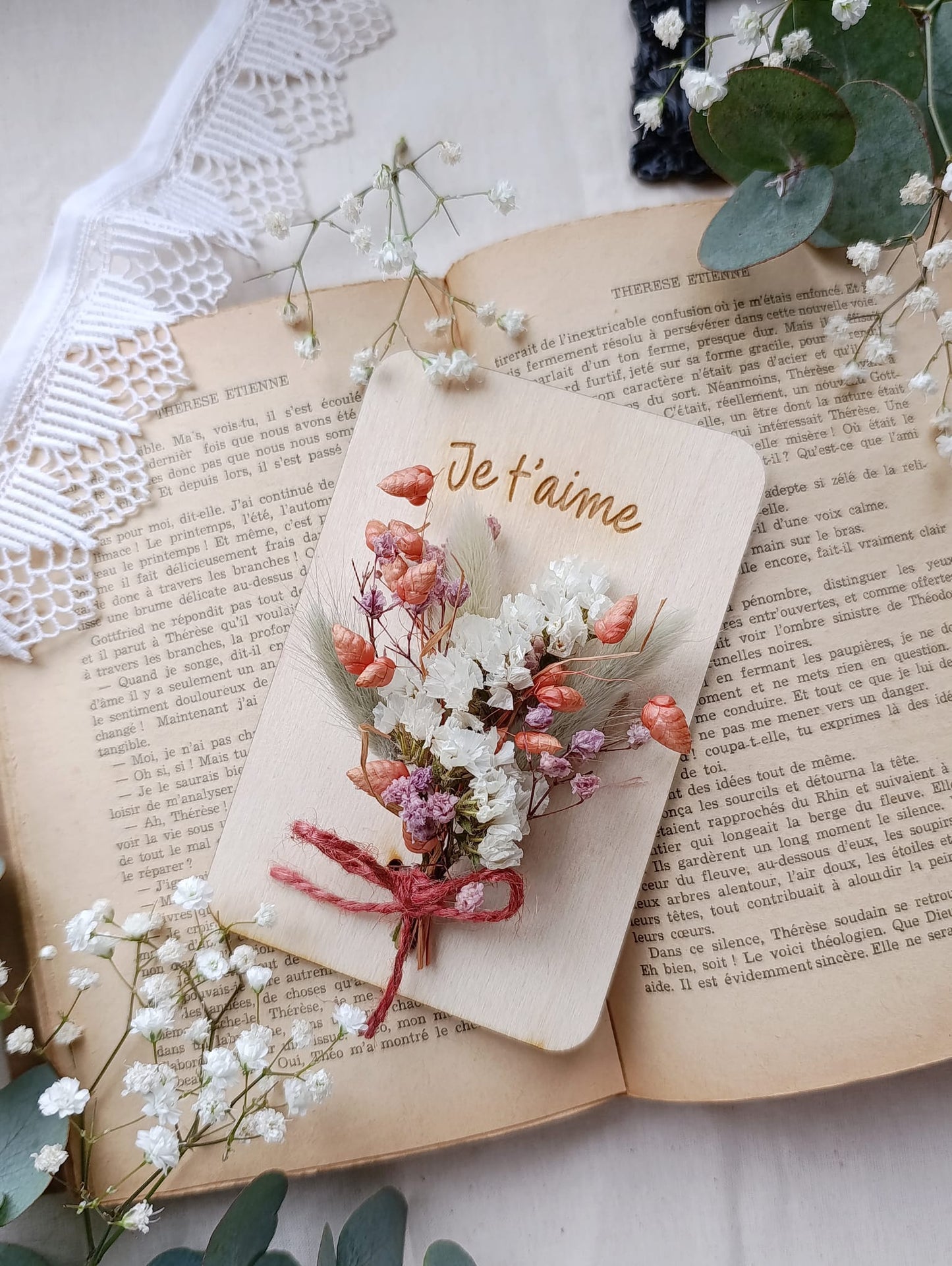 Carte fleurie en bois