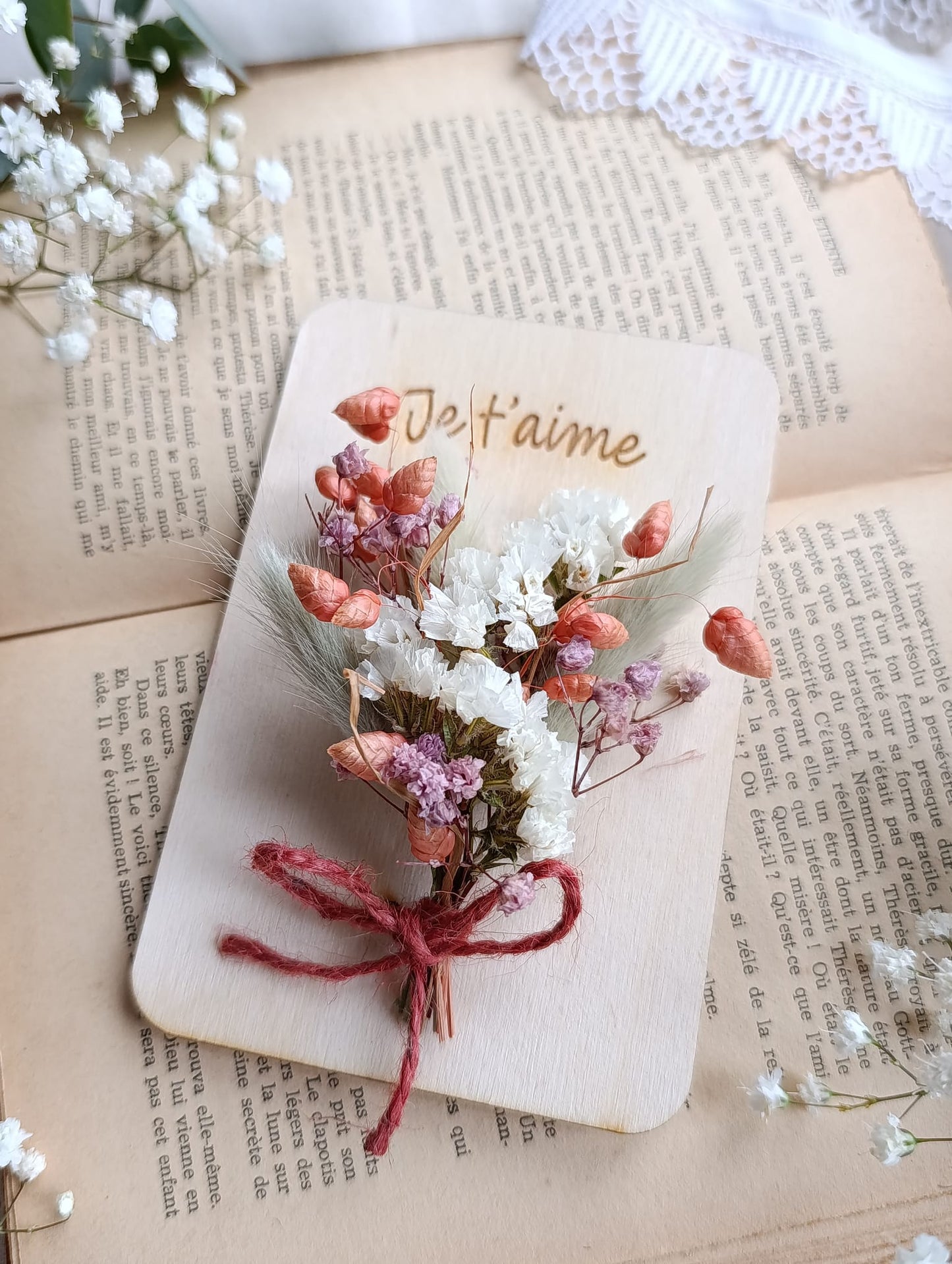 Carte fleurie en bois