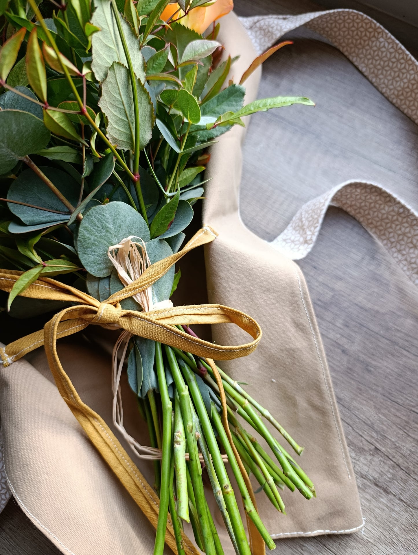 bouquet de fleurs dans tote bag