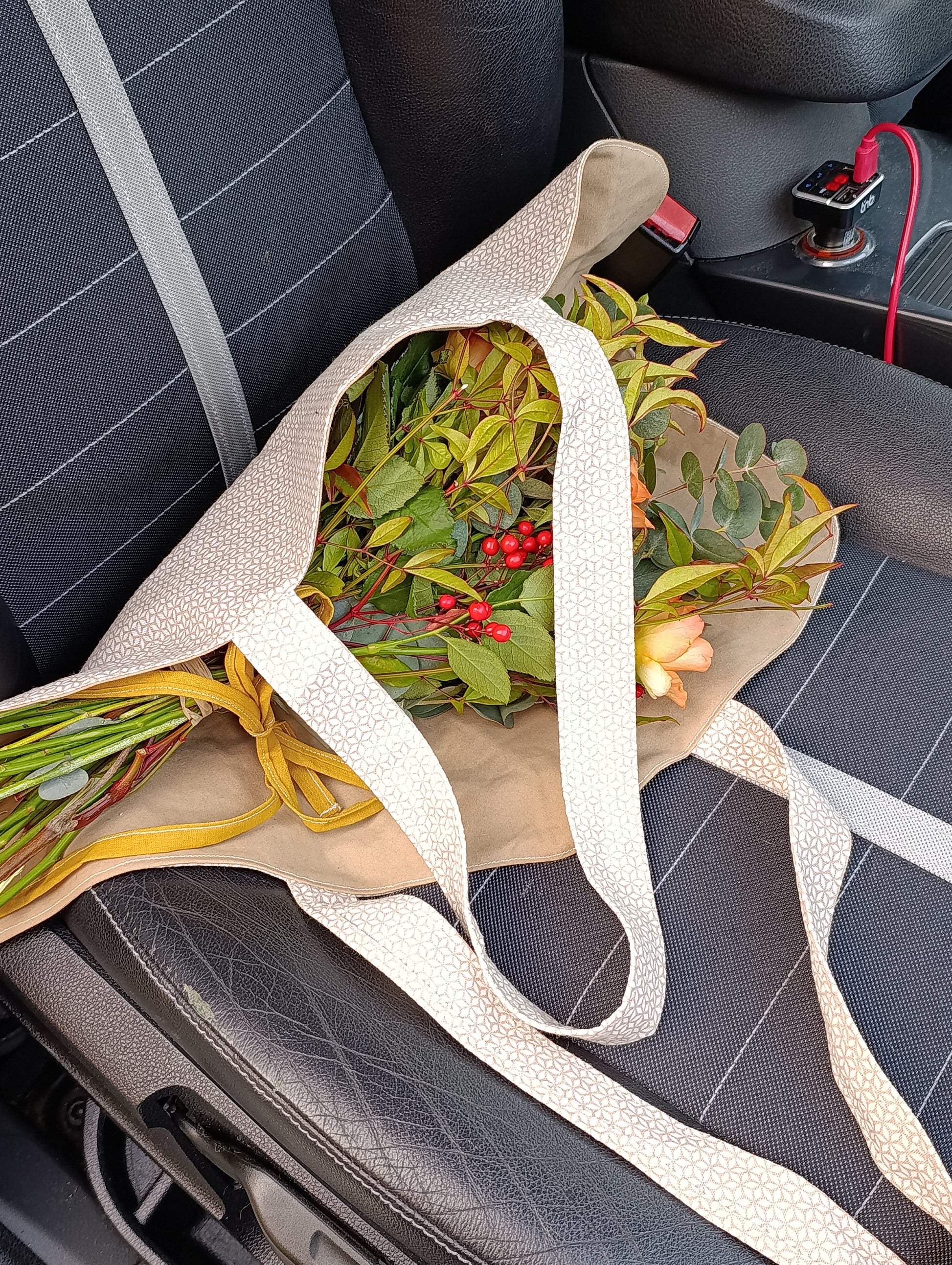 sac à bouquet sur siège de voiture