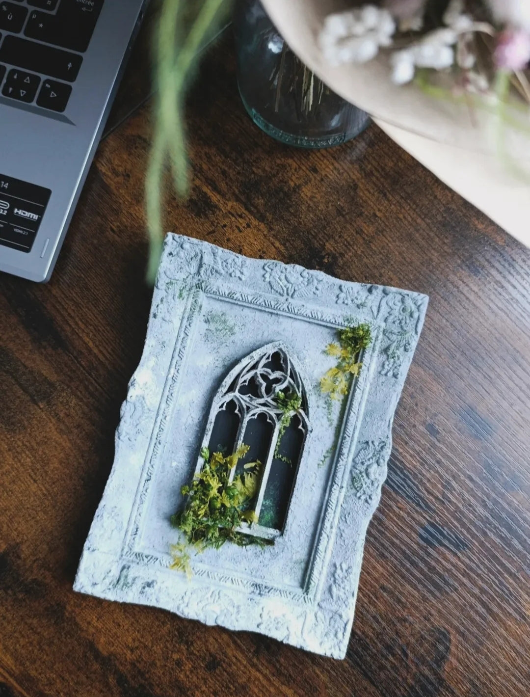 cadre fenêtre cathédrale en ruine avec végétaux