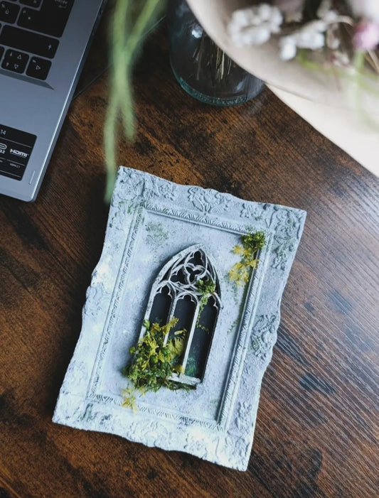 cadre fenêtre cathédrale en ruine avec végétaux