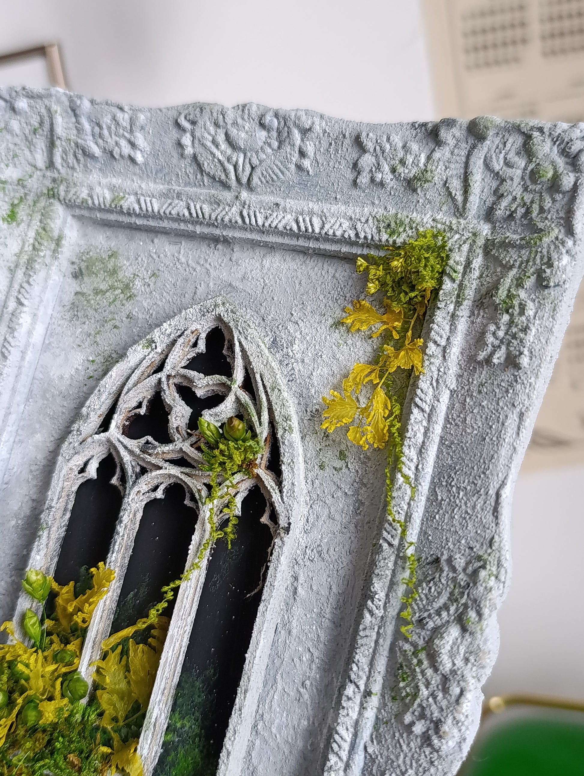 cadre fenêtre cathédrale en ruine avec végétaux close up