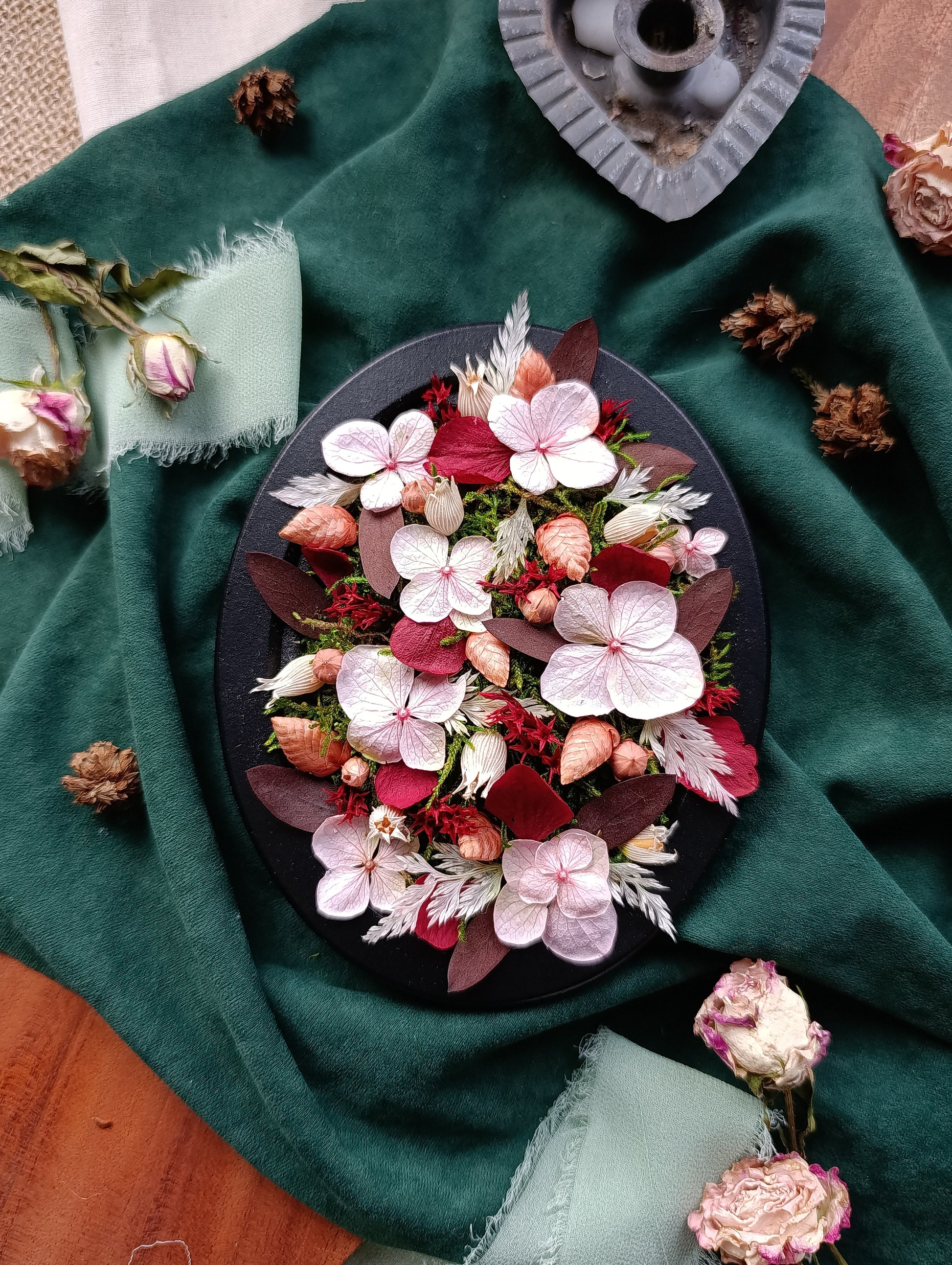 cadre végétal ovale fleuris sur fond vert