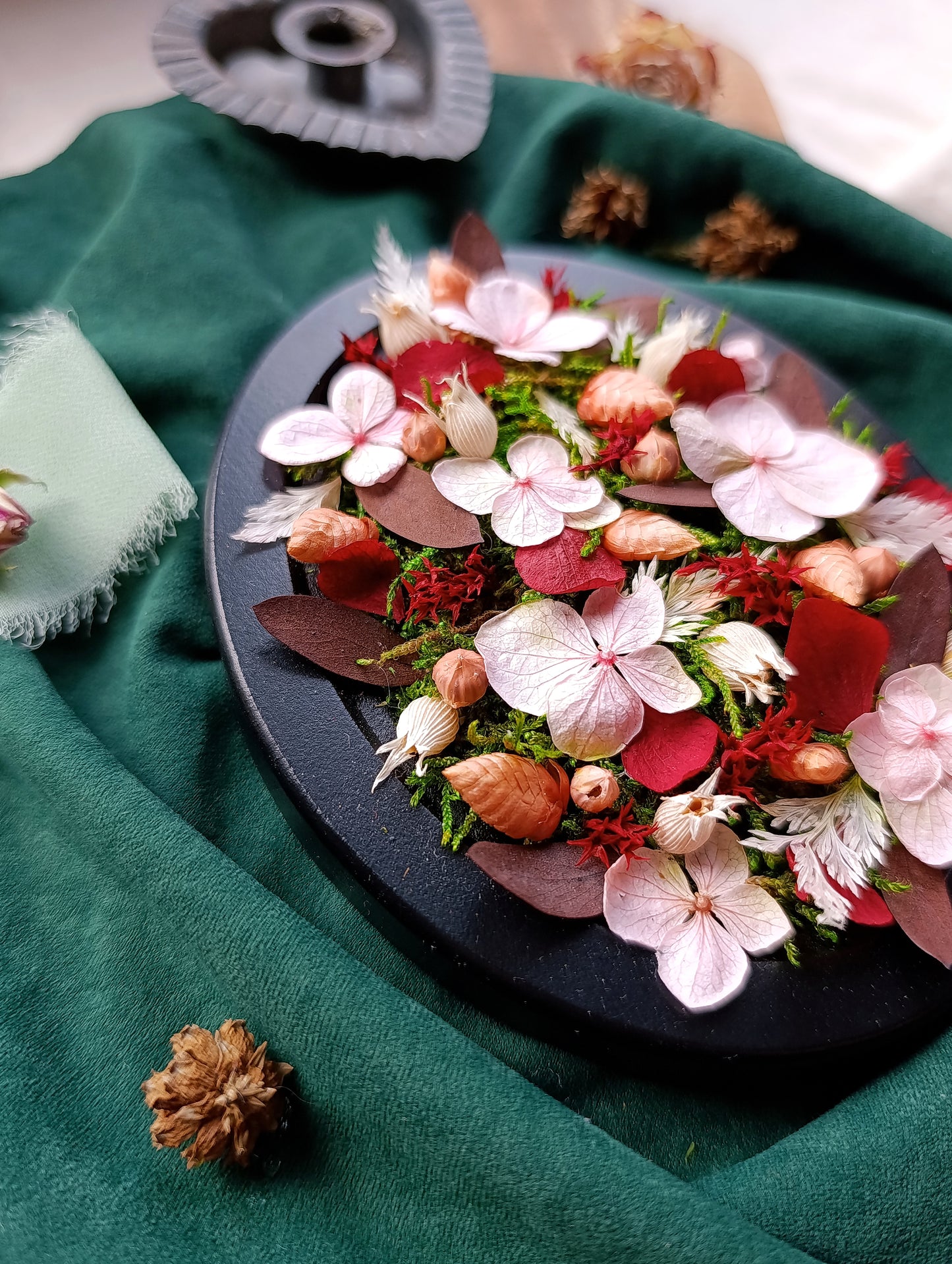 détail cadre végétal hortensia rose sur mousse
