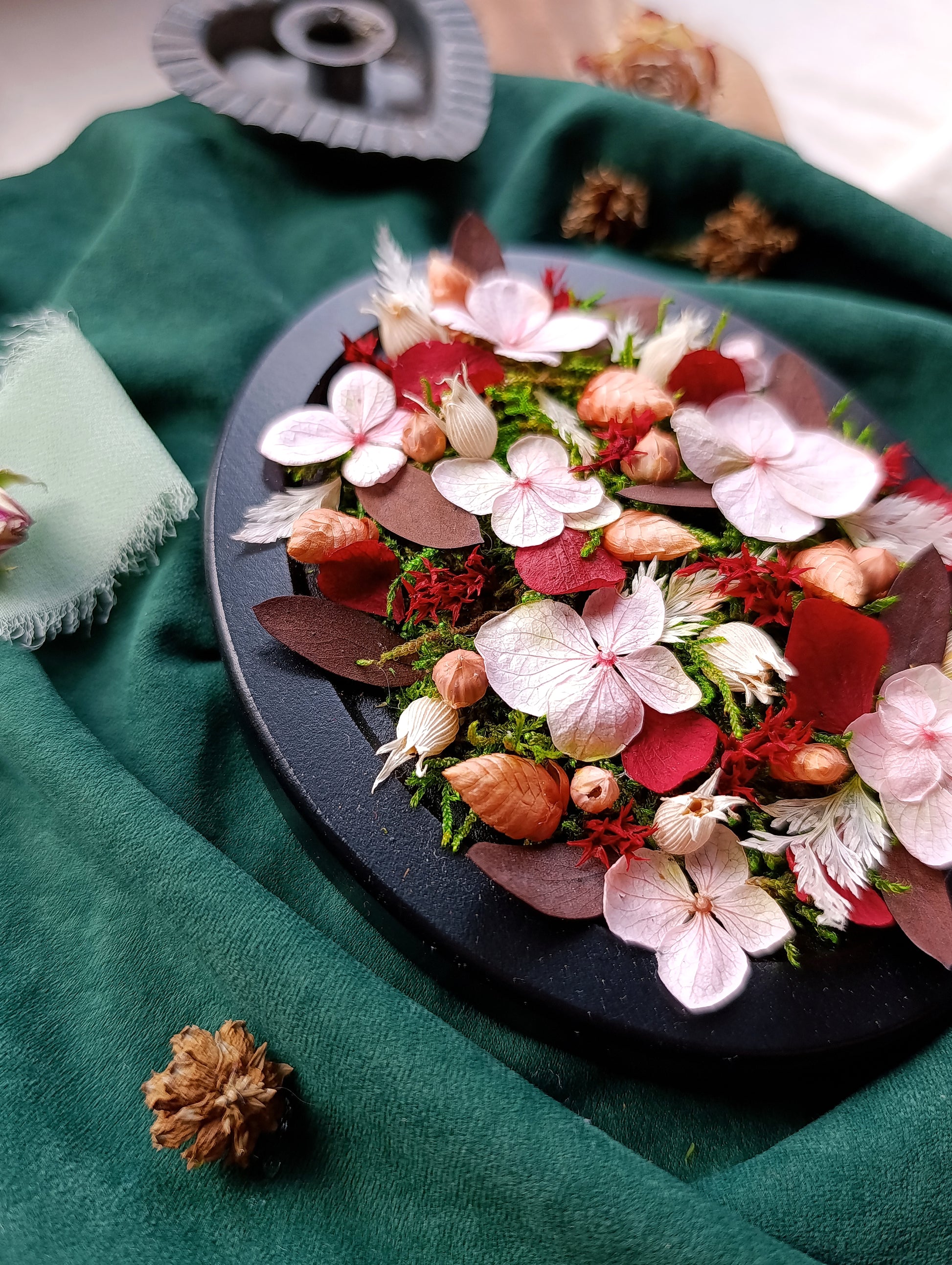 détail cadre végétal hortensia rose sur mousse