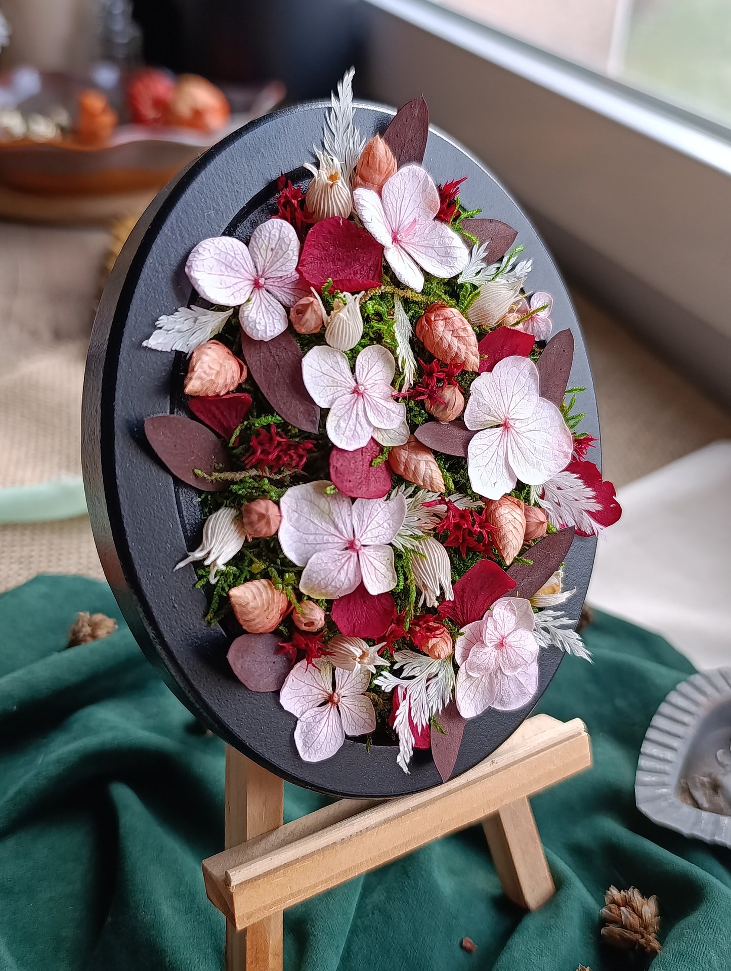 cadre végétal rose fleurs séchées sur chevalet bois