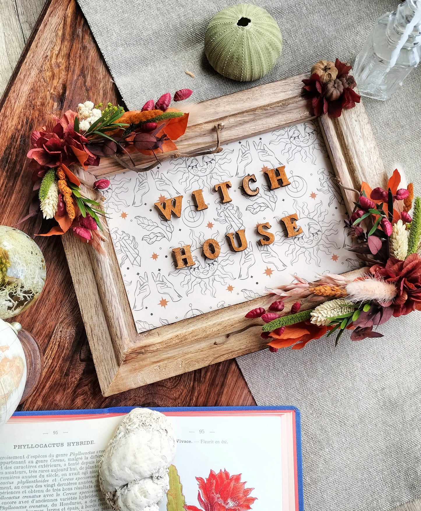 cadre bois vintage fleuri avec inscription "witch house"