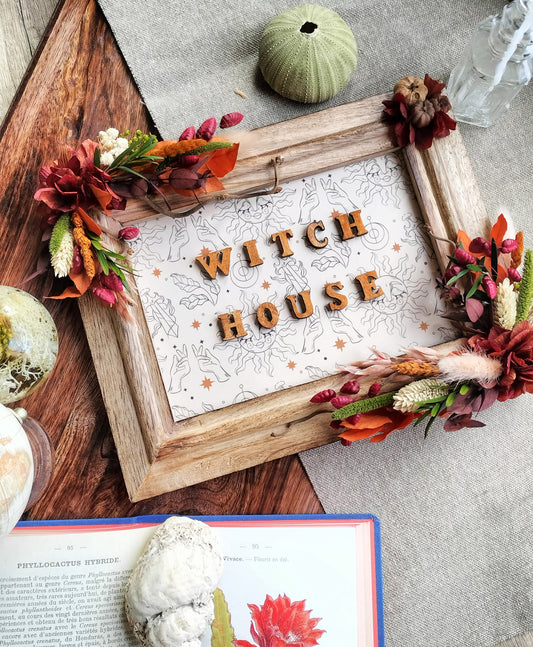 cadre bois vintage fleuri avec inscription "witch house"