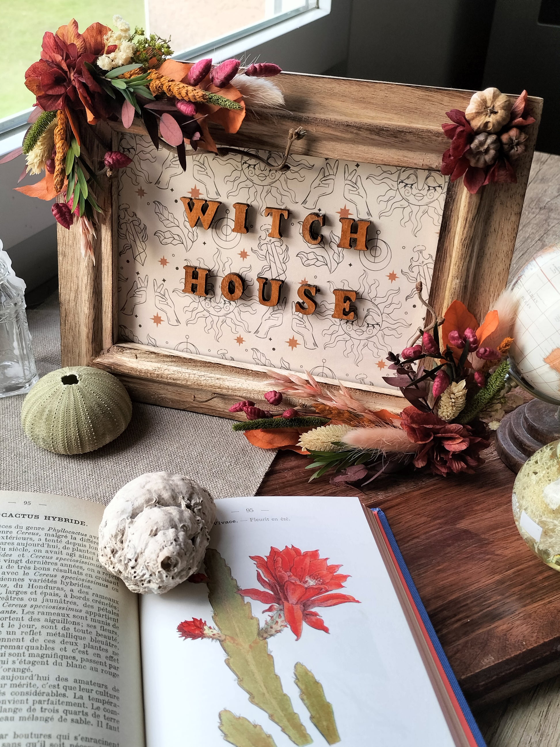 cadre bois vintage fleuri avec inscription "witch house" et décoration cabinet de curiosité
