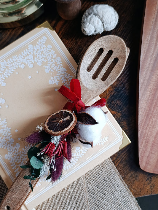 couverts bois fleurs séchées sur livre