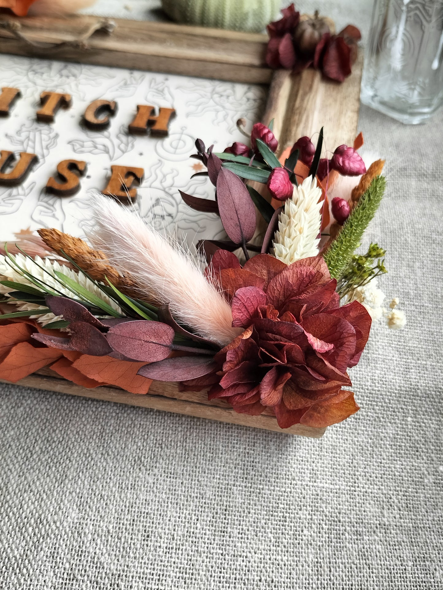 détail cadre bois vintage fleuri avec inscription "witch house"