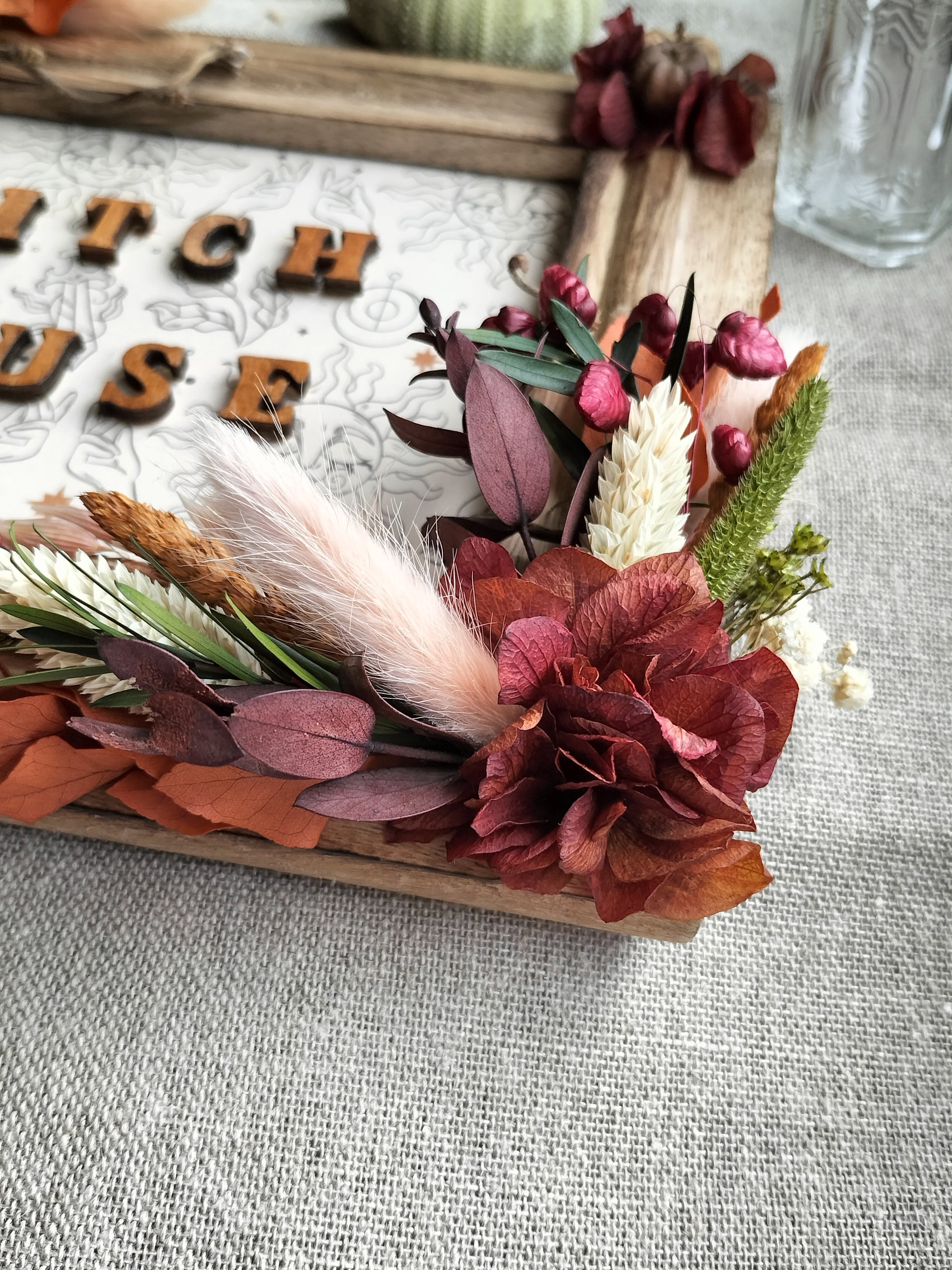 détail cadre bois vintage fleuri avec inscription "witch house"