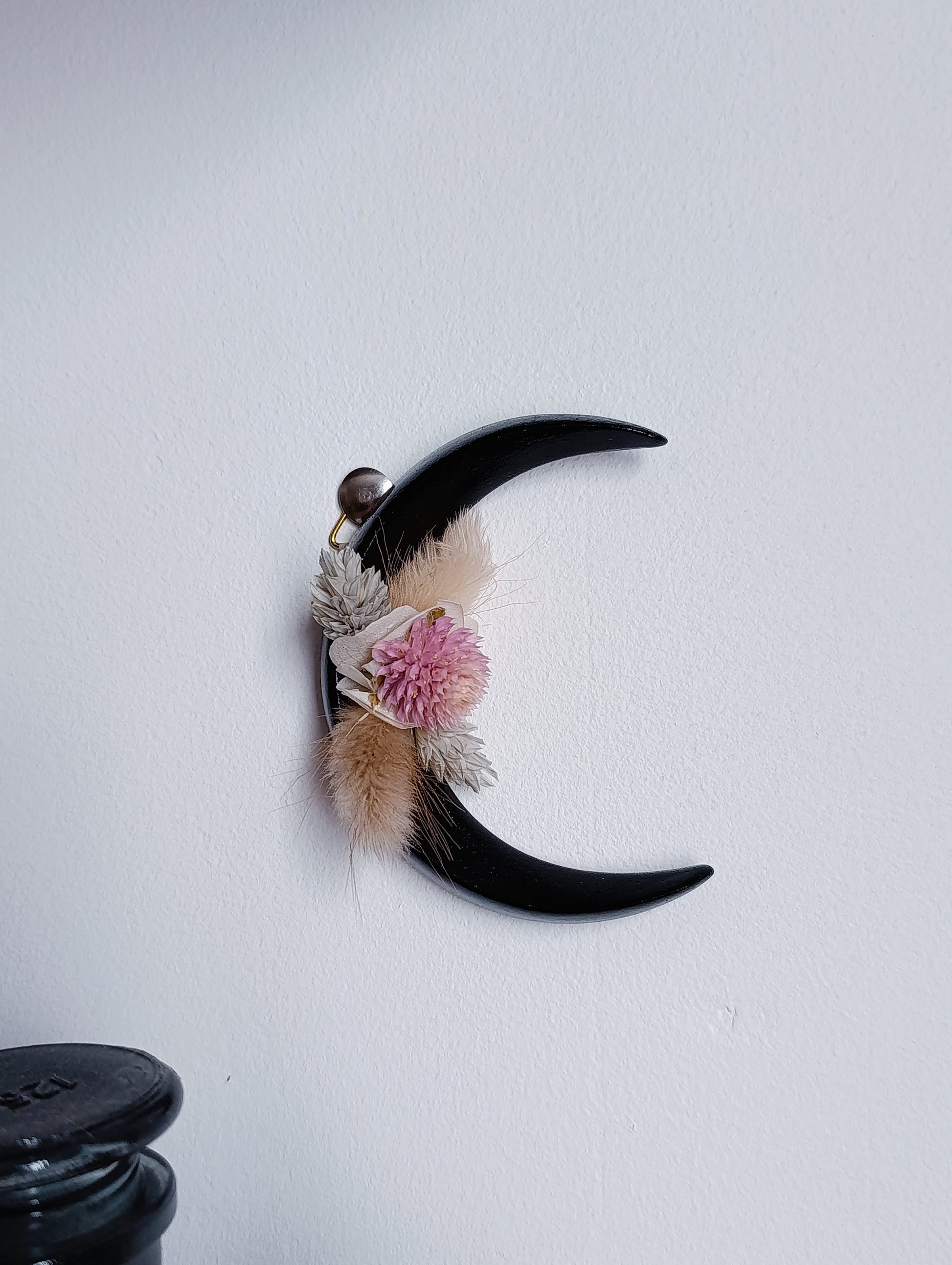 décoration murale lune noire avec fleurs séchées