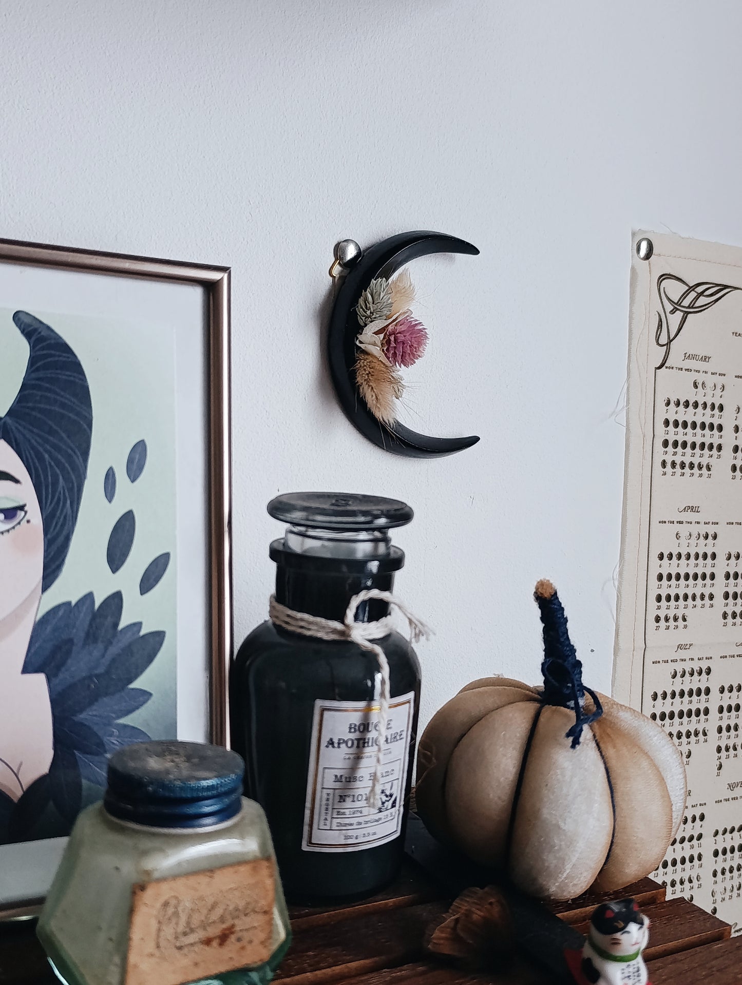lune décorative noire avec fleurs séchées