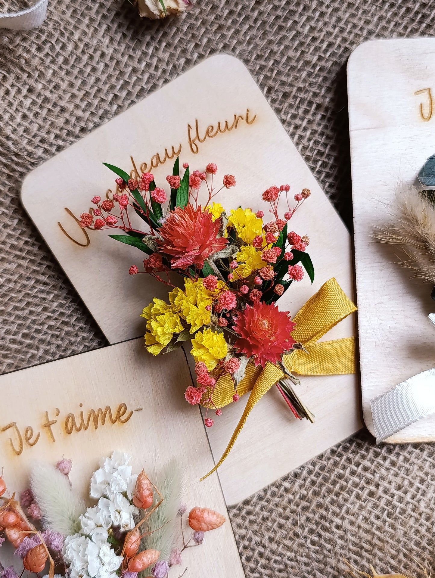 Carte fleurie en bois