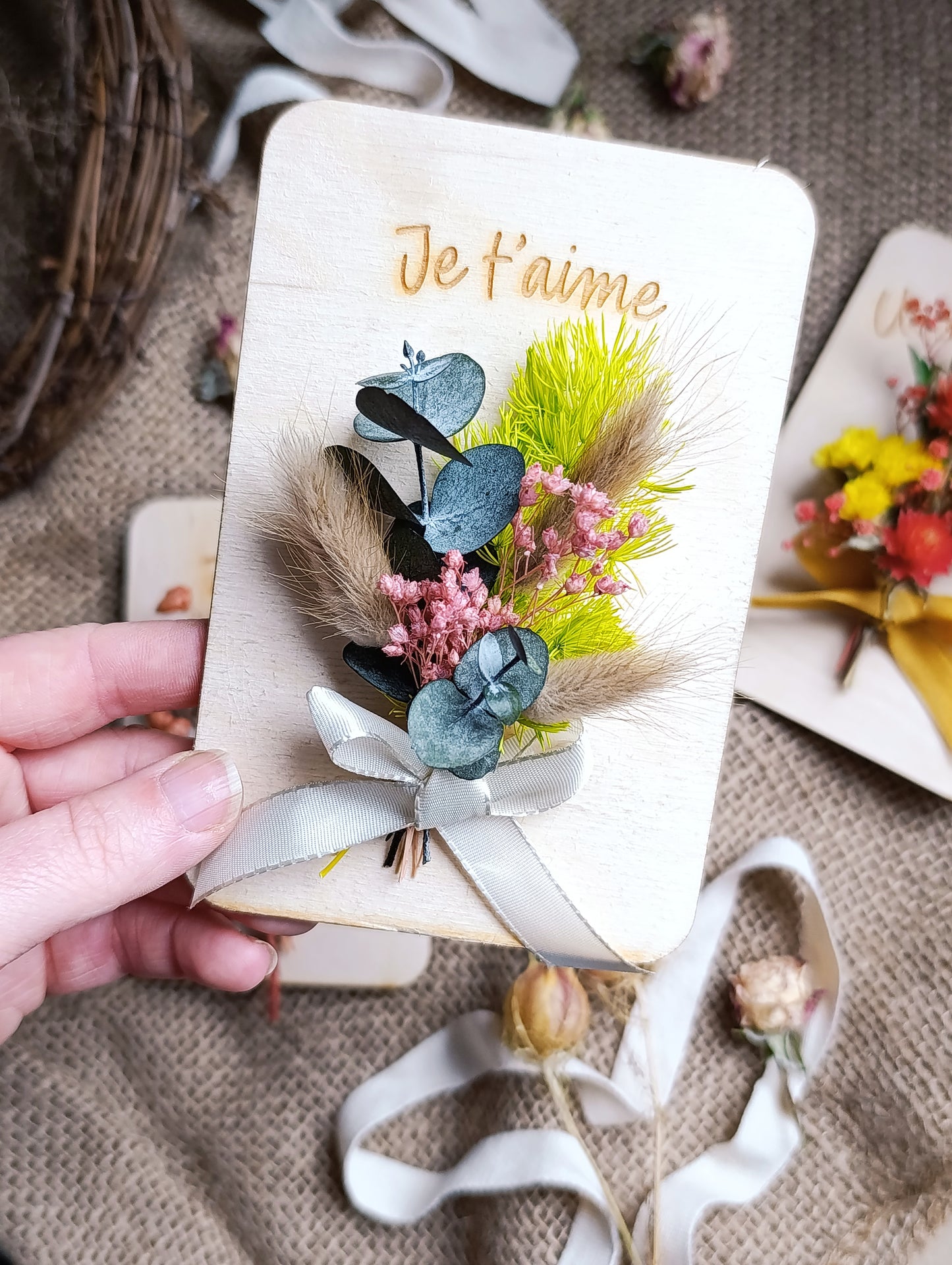Carte fleurie en bois