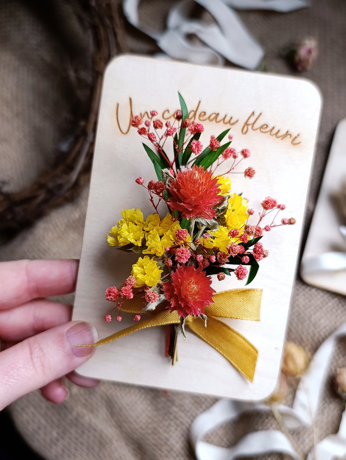 Carte fleurie en bois
